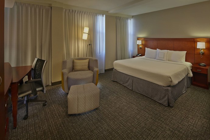 Imagen de la habitación del Hotel Courtyard By Marriott St. Petersburg Downtown. Foto 5