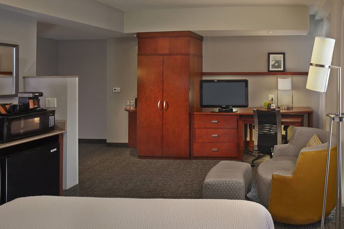 Imagen de la habitación del Hotel Courtyard By Marriott St. Petersburg Downtown. Foto 7