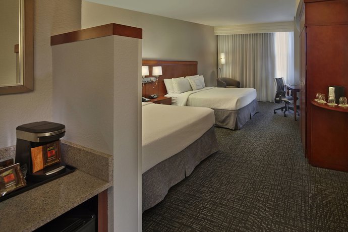 Imagen de la habitación del Hotel Courtyard By Marriott St. Petersburg Downtown. Foto 8