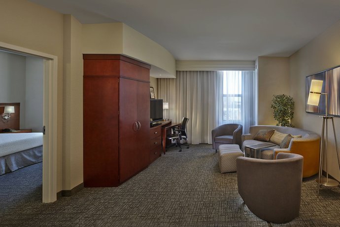 Imagen de la habitación del Hotel Courtyard By Marriott St. Petersburg Downtown. Foto 11