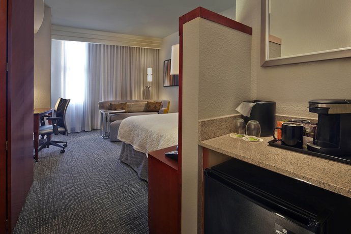 Imagen de la habitación del Hotel Courtyard By Marriott St. Petersburg Downtown. Foto 12