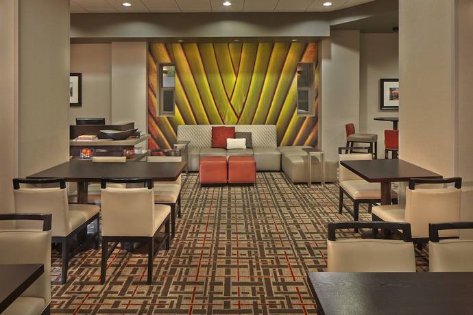 Imagen del bar/restaurante del Hotel Courtyard By Marriott St. Petersburg Downtown. Foto 3