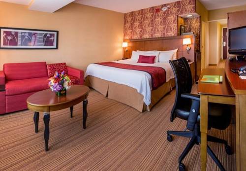 Imagen de la habitación del Hotel Courtyard By Marriott Stamford Downtown. Foto 7