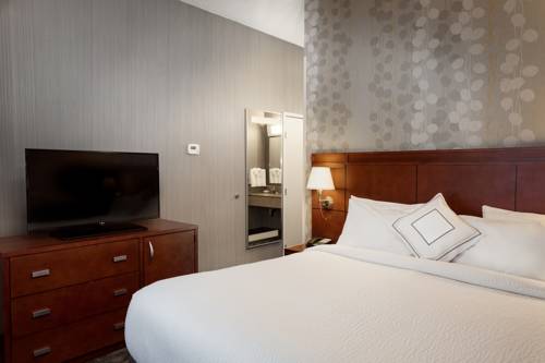 Imagen de la habitación del Hotel Courtyard By Marriott Stockton. Foto 2