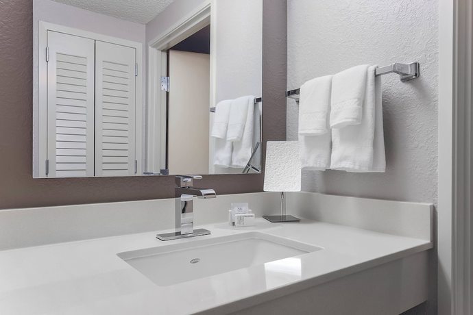 Imagen de la habitación del Hotel Courtyard By Marriott Tampa Brandon. Foto 12