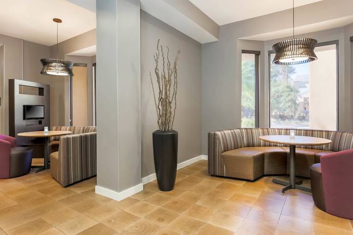 Imagen de los interiores del Hotel Courtyard By Marriott Tampa Brandon. Foto 18