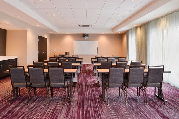 Imagen de los interiores del Hotel Courtyard By Marriott Toledo North. Foto 17