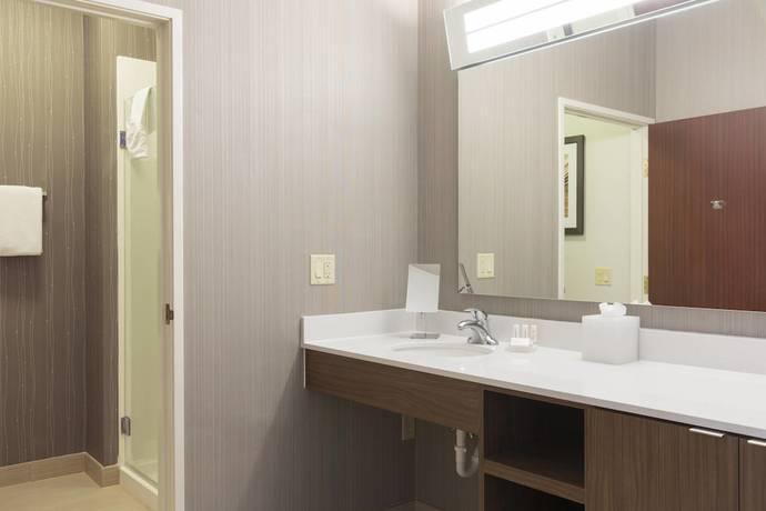 Imagen de la habitación del Hotel Courtyard By Marriott Traverse City. Foto 4