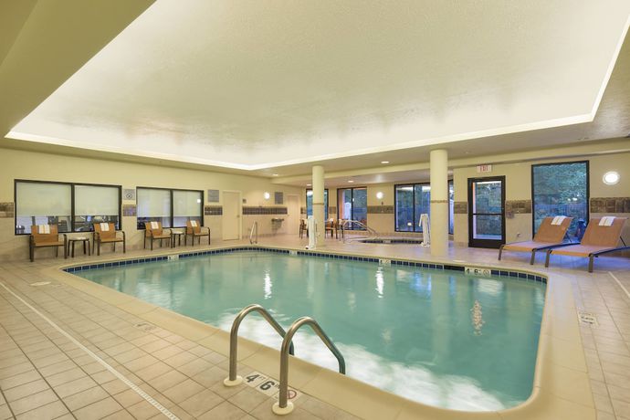 Imagen de la piscina del Hotel Courtyard By Marriott Traverse City. Foto 16