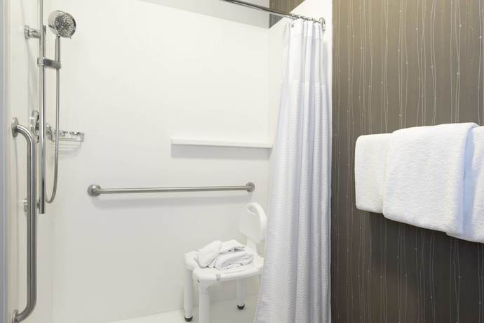 Imagen del bar/restaurante del Hotel Courtyard By Marriott Traverse City. Foto 2