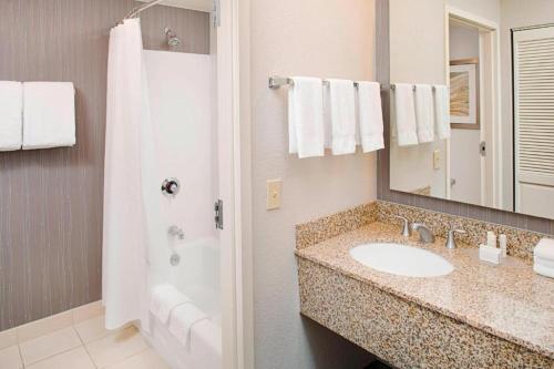 Imagen de la habitación del Hotel Courtyard By Marriott Tucson Williams Centre. Foto 19