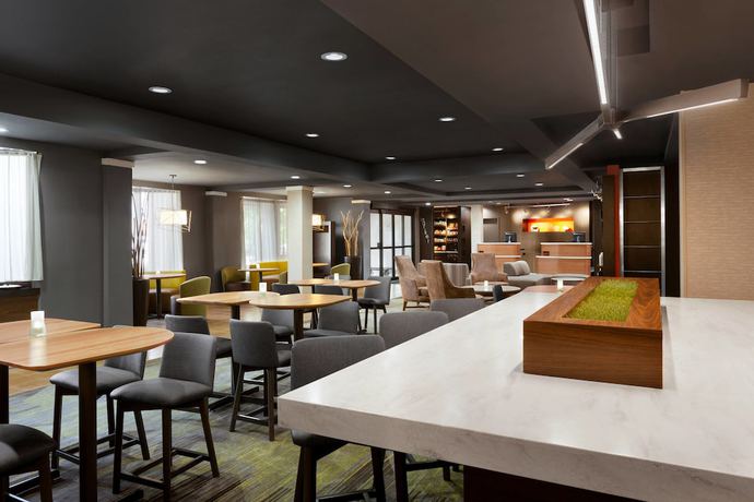Imagen de los interiores del Hotel Courtyard By Marriott Tulsa Central. Foto 14