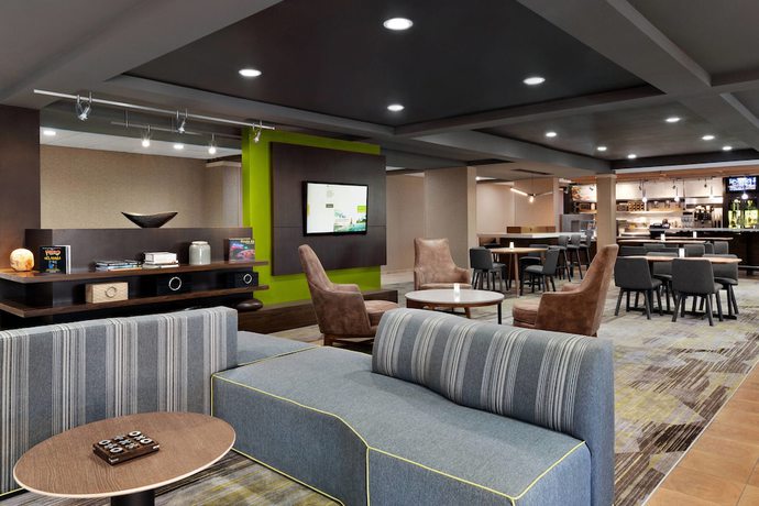 Imagen de los interiores del Hotel Courtyard By Marriott Tulsa Central. Foto 19