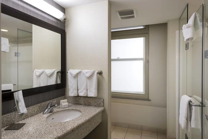 Imagen de la habitación del Hotel Courtyard By Marriott Tulsa Downtown. Foto 7