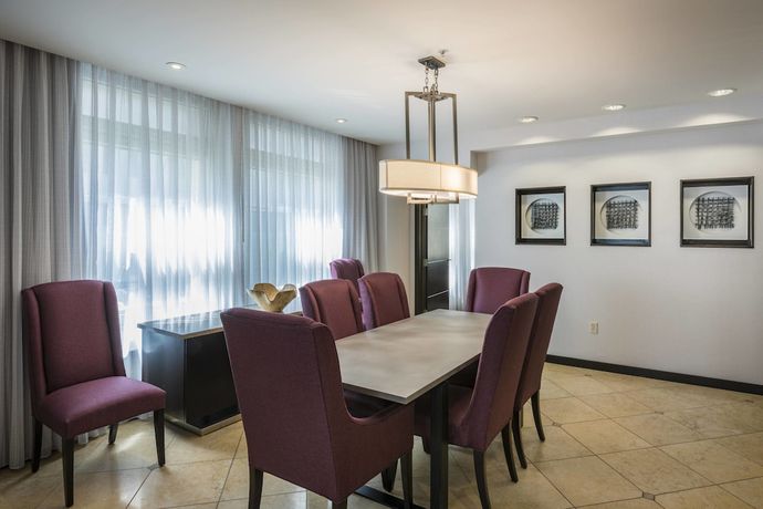 Imagen de la habitación del Hotel Courtyard By Marriott Tulsa Downtown. Foto 12