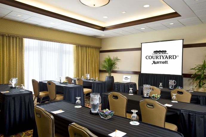 Imagen de los interiores del Hotel Courtyard By Marriott Tysons Mclean. Foto 10