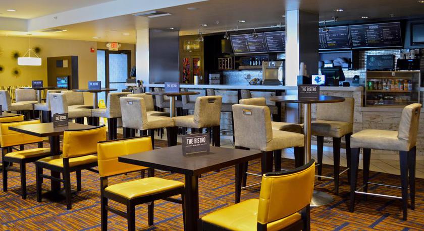 Imagen del bar/restaurante del Hotel Courtyard By Marriott Vanderbilt-west End. Foto 2