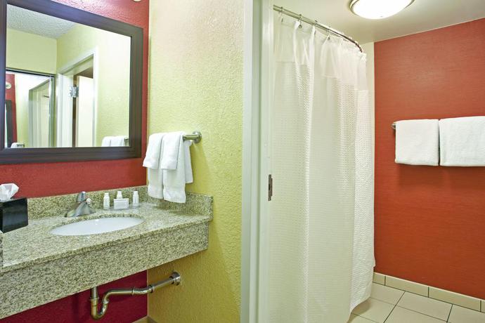 Imagen de la habitación del Hotel Courtyard By Marriott Vanderbilt-west End. Foto 6