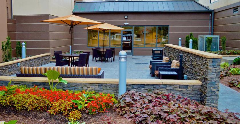 Imagen de los exteriores del Hotel Courtyard By Marriott Vanderbilt-west End. Foto 8