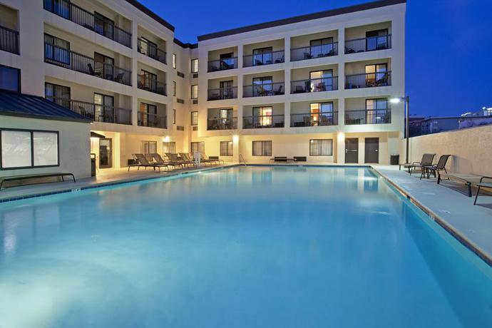 Imagen de la piscina del Hotel Courtyard By Marriott Vanderbilt-west End. Foto 12