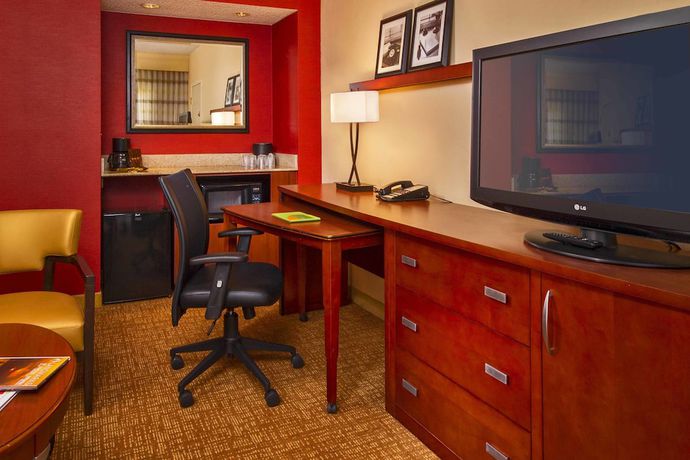 Imagen de la habitación del Hotel Courtyard By Marriott Virginia Beach Norfolk. Foto 2