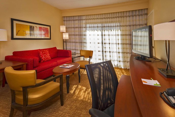 Imagen de la habitación del Hotel Courtyard By Marriott Virginia Beach Norfolk. Foto 6