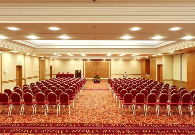 Imagen de los interiores del Hotel Courtyard By Marriott Warsaw Airport. Foto 8