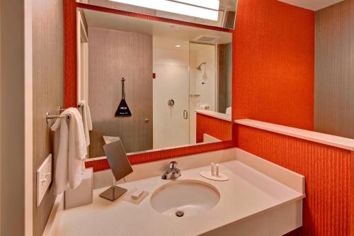 Imagen de la habitación del Hotel Courtyard By Marriott Westbury Long Island. Foto 10