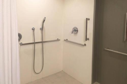 Imagen de la habitación del Hotel Courtyard By Marriott Westbury Long Island. Foto 11