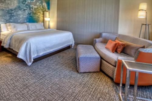 Imagen de la habitación del Hotel Courtyard By Marriott Westbury Long Island. Foto 12