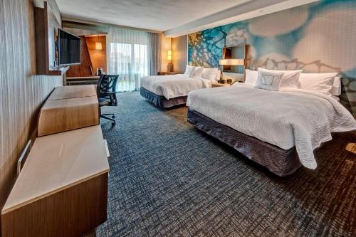 Imagen de la habitación del Hotel Courtyard By Marriott Westbury Long Island. Foto 13