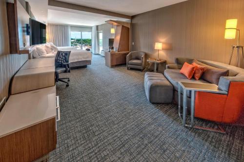 Imagen de la habitación del Hotel Courtyard By Marriott Westbury Long Island. Foto 17