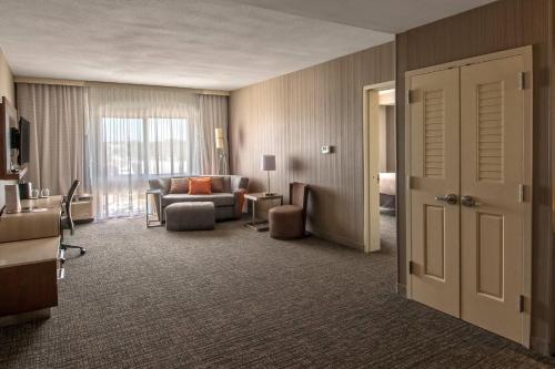 Imagen de la habitación del Hotel Courtyard By Marriott Westbury Long Island. Foto 18