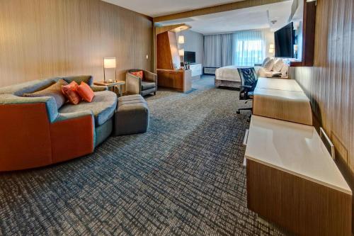 Imagen de la habitación del Hotel Courtyard By Marriott Westbury Long Island. Foto 19