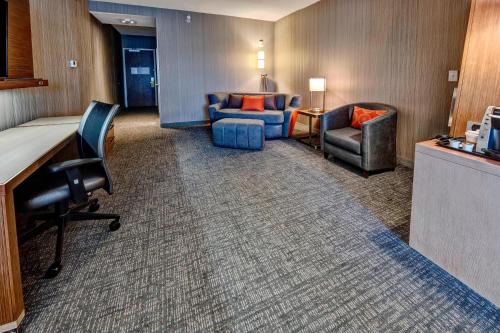 Imagen de la habitación del Hotel Courtyard By Marriott Westbury Long Island. Foto 20