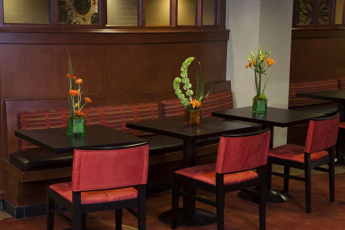 Imagen del bar/restaurante del Hotel Courtyard By Marriott Wichita At Old Town. Foto 2