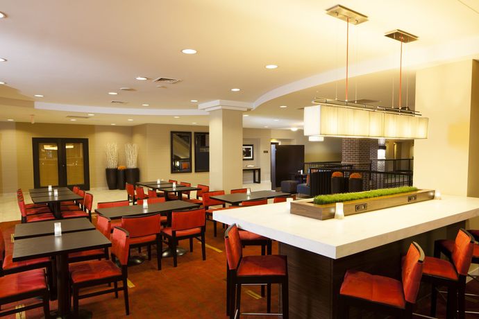 Imagen del bar/restaurante del Hotel Courtyard By Marriott Wichita At Old Town. Foto 4