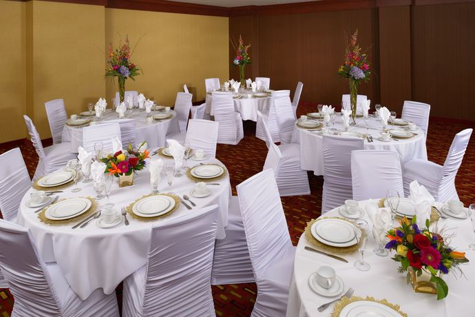 Imagen del bar/restaurante del Hotel Courtyard By Marriott Wichita At Old Town. Foto 6