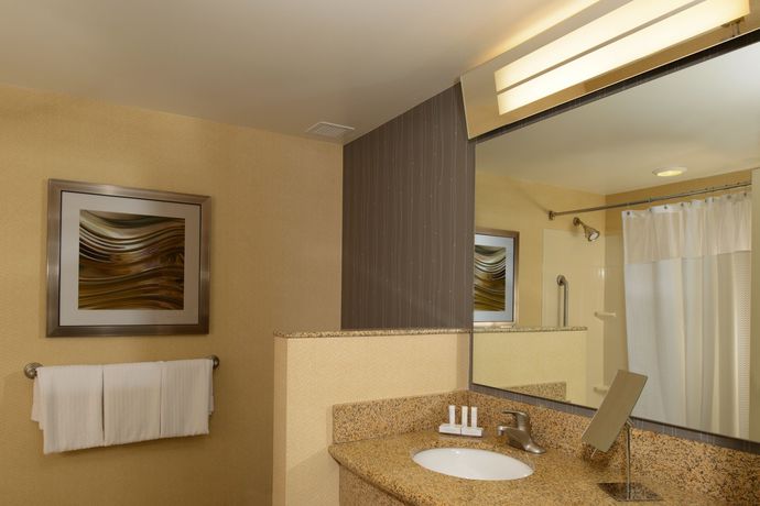 Imagen de los interiores del Hotel Courtyard By Marriott Wichita At Old Town. Foto 15