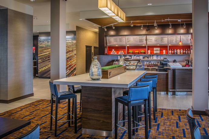 Imagen del bar/restaurante del Hotel Courtyard By Marriott Winnipeg Airport. Foto 2