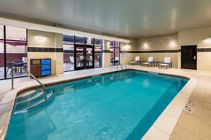 Imagen de la piscina del Hotel Courtyard By Marriott Winston - Salem Downtown. Foto 20