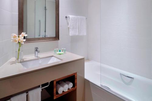 Imagen general del Hotel Courtyard By Marriott World Trade Center Abu Dhabi. Foto 8