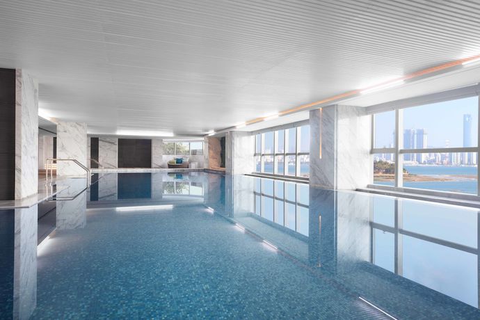 Imagen de la piscina del Hotel Courtyard By Marriott Xiamen Haicang. Foto 16