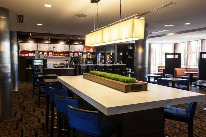 Imagen del bar/restaurante del Hotel Courtyard By Marriott York. Foto 12