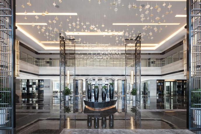 Imagen de los interiores del Hotel Courtyard By Marriott Zhengzhou Airport. Foto 9