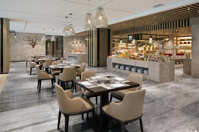 Imagen del bar/restaurante del Hotel Courtyard By Marriott Zhengzhou Airport. Foto 2