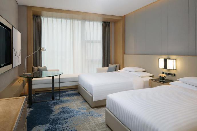 Imagen de la habitación del Hotel Courtyard By Marriott Zhengzhou Airport. Foto 5