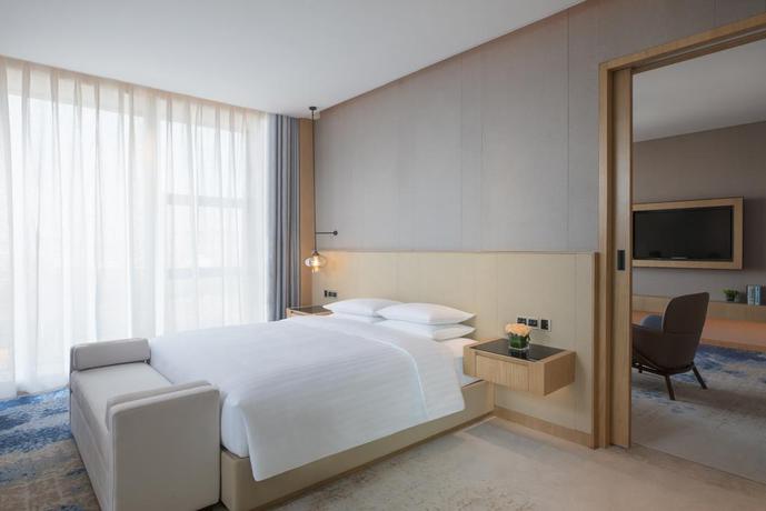 Imagen de la habitación del Hotel Courtyard By Marriott Zhengzhou Airport. Foto 6