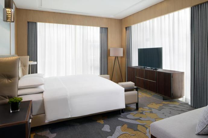 Imagen de la habitación del Hotel Courtyard By Marriott Zhengzhou Airport. Foto 7