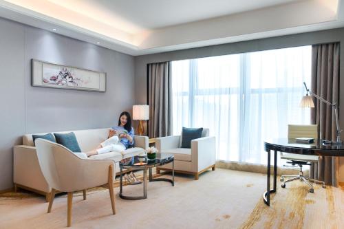 Imagen de la habitación del Hotel Courtyard By Marriott Zhengzhou East. Foto 6
